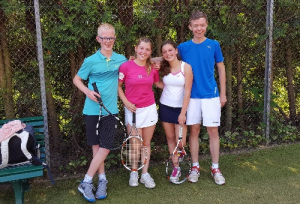 4 jonge tennissers